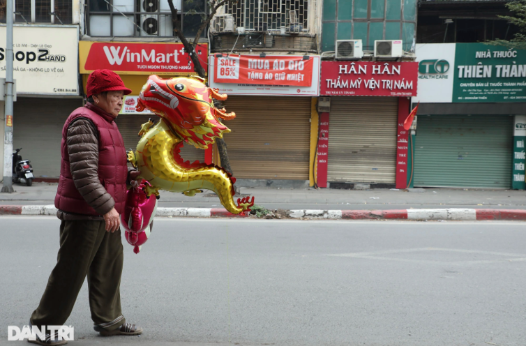 Gần như tất cả các cửa hàng buôn bán trên đường phố Hà Nội đã đóng cửa trong chiều 30 Tết (9/2), đường phố ít người đi lại.