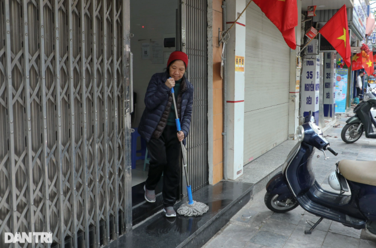 Các hộ gia đình tập trung dọn dẹp nhà cửa, giải quyết nốt những việc còn lại trước khi sang năm mới. Ảnh chụp tại phố Nguyễn Siêu chiều 30 Tết.