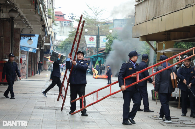 Tuy vậy, lúc 15h chiều 30 Tết, một cuộc diễn tập phòng cháy chữa cháy vẫn diễn ra tại chợ Đồng Xuân.