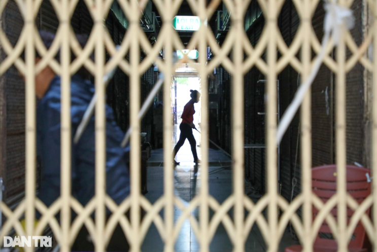 Chợ Đồng Xuân đóng cửa, các lao công dọn dẹp lau rửa trước khi ra về.