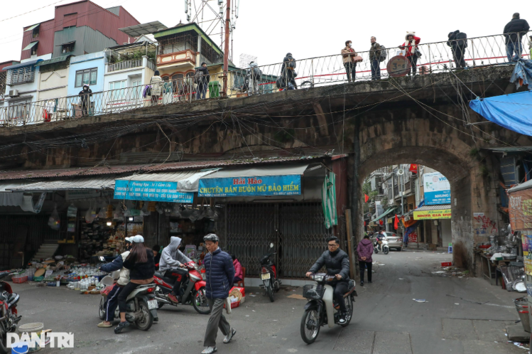 Những người chờ chuyến tàu đi Hải Phòng cuối cùng để kịp về đoàn tụ gia đình.
