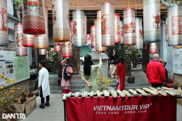 Đền thờ quan Thánh Đế (Quan Công) có rất đông khách tham quan và giới trẻ tới chụp ảnh.