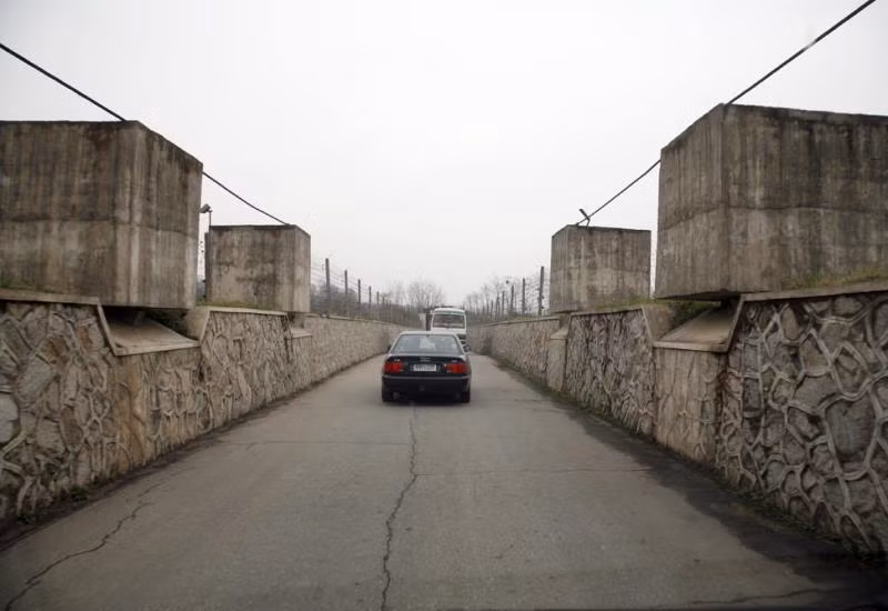 Ô tô di chuyển trên một con đường ở Triều Tiên.