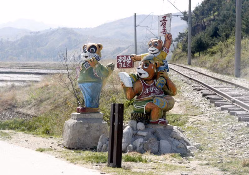 Đây là biển báo hướng dẫn người lái xe chú ý tốc độ và quan sát những xe khác.