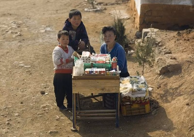 Người phụ nữ bán hàng ven đường trong bức ảnh được chụp ở Triều Tiên nhiều năm về trước.