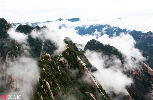 Ngọn núi này có “ đường mòn đi bộ nguy hiểm nhất thế giới”, những bục gỗ đơn giản và cực kỳ hẹp, những sợi xích sắt và tay vịn sắt lạnh lẽo, các vách đá cao vút hiểm trở và vực sâu hun hút...Ảnh: IC.