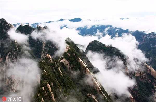 Ngọn núi này có “ đường mòn đi bộ nguy hiểm nhất thế giới”, những bục gỗ đơn giản và cực kỳ hẹp, những sợi xích sắt và tay vịn sắt lạnh lẽo, các vách đá cao vút hiểm trở và vực sâu hun hút...Ảnh: IC.