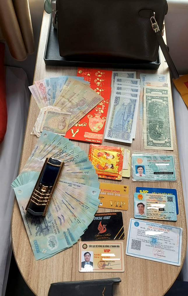 Bỏ quên điện thoại Vertu, ví chứa nhiều tiền trên tàu hỏa Bo quen dien thoai Vertu, vi chua nhieu tien tren tau hoa