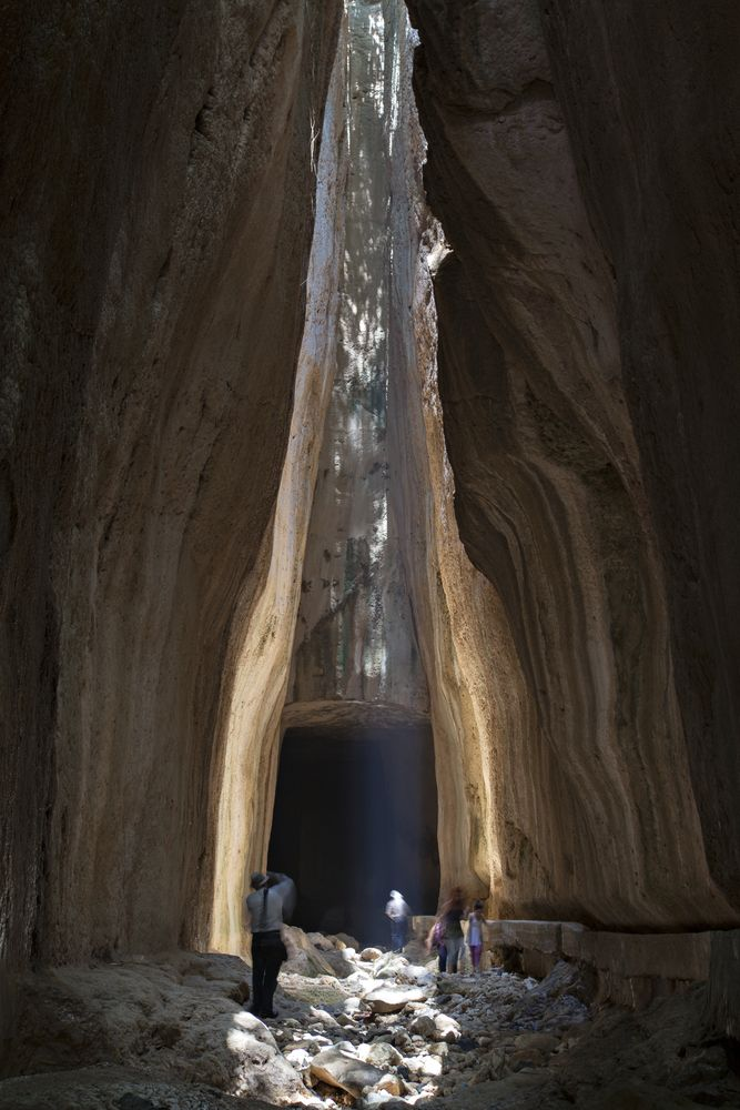 Hang Beşikli nằm ngay cạnh đường hầm, chỉ cách đó 100 m. Trong hang có những ngôi mộ từ thời La Mã cổ đại, được cho là của một nhà quý tộc và gia đình ông.