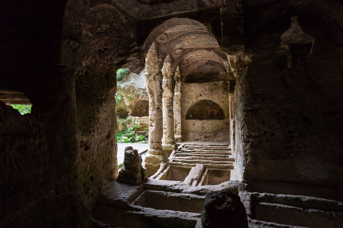 Cuối cùng, đường hầm được hoàn thành dưới thời Antoninus Pius vào thế kỷ thứ hai. Hàng nghìn tù nhân và nô lệ của La Mã đã phải khoét những khối đá khổng lồ để hoàn thành việc xây dựng đường hầm.