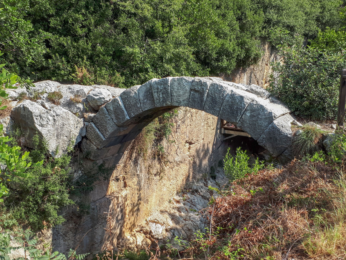 Đường hầm Vespasianus Titus được khởi công xây dựng vào năm 69 sau Công nguyên dưới thời Hoàng đế La Mã Vespasian.