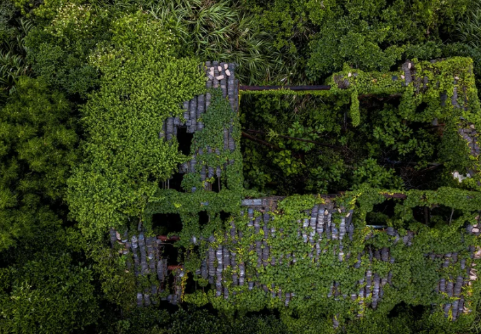 Houtouwan từng là một làng chài đông đúc với dân số hơn 3.000 người vào những năm 1980. Tuy nhiên, do vị trí xa xôi và khó tiếp cận nên cư dân ở đây bắt đầu chuyển đi vào những năm 1990.