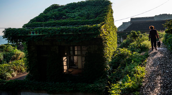 Các biển báo được đặt bên ngoài những ngôi nhà trống để cảnh báo khách du lịch về mối nguy hiểm có thể xảy ra khi đi vào các công trình đang xuống cấp.