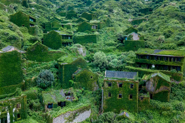 Năm 2002, Houtouwan chính thức sáp nhập vào một ngôi làng gần đó.