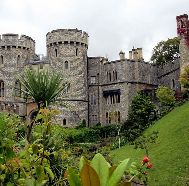 8. Lâu đài Windsor ở Windsor, Berkshire, Anh, là nơi ở của nhiều vị vua khác nhau trong nhiều năm. Công trình được xây dựng vào năm 1068 và ban đầu được sử dụng riêng làm pháo đài quân sự. Lâu đài này đã mở cửa cho công chúng và thậm chí còn là nơi tổ chức một số đám cưới Hoàng gia.