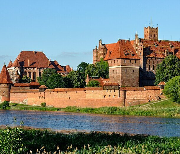 9. Lâu đài Malbork ở Malbork, Pomeranian, Ba Lan, được xây dựng vào thế kỷ 13 với mục đích ban đầu làm pháo đài. Công trình bắt đầu được sử dụng làm nơi ở của hoàng gia vào năm 1466.