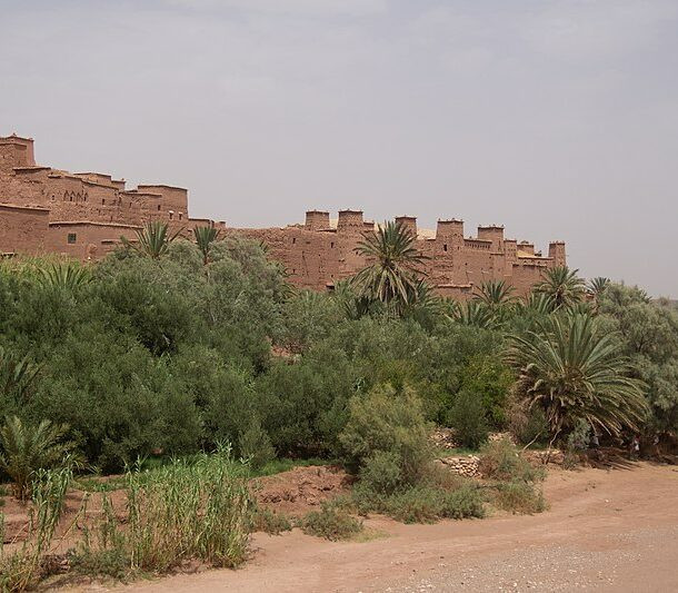 3. Pháo đài Kasbah ở Aït Benhaddou, Maroc, ban đầu được xây dựng vào thế kỷ 11 và đã có người ở liên tục trong 900 năm. Hầu hết các tòa nhà còn tồn tại ở đó ngày nay đều có từ thế kỷ 17 và được bao bọc bởi những bức tường phòng thủ rất vững chắc.