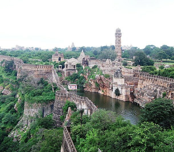 7. Pháo đài Chittorgarh ở Chittor, Rajasthan, Ấn Độ. Chittorgarh là một trong những pháo đài lớn nhất ở Ấn Độ và đã được xếp hạng là di tích lịch sử. Nguồn gốc của pháo đài này vẫn chưa được biết và hầu hết người dân địa phương chỉ biết những tin đồn và giả thuyết về khoảng thời gian nó được xây dựng. Nghiên cứu lịch sử được thực hiện trong và xung quanh pháo đài đã tìm thấy những tấm bảng có chữ viết cổ có từ thế kỷ thứ 9 nhưng nó được cho là có nguồn gốc lâu đời hơn thế.