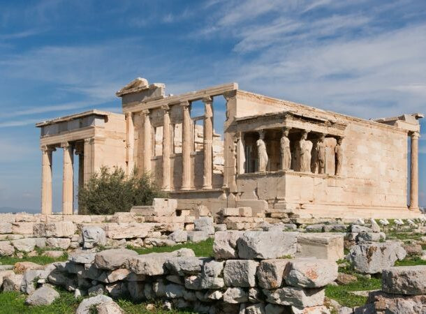 2. Acropolis ở Athens (Hy Lạp) hiện là một trong những pháo đài nổi tiếng nhất thế giới. Ít ai biết rằng, nó từng bị chiếm giữ nhiều lần trong quá khứ, bị bắn phá, hứng chịu động đất và nhiều cuộc chiến...Ngày nay, Acropolis vẫn đứng vững như một địa danh lịch sử và văn hóa của Hy Lạp.