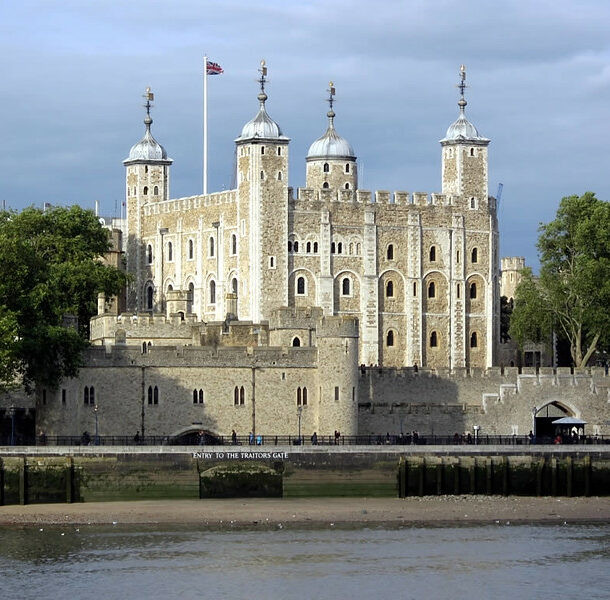 6. Tháp Luân Đôn ở Anh được xây dựng với mục đích ban đầu là trở thành một pháo đài và tiền đồn để bảo vệ thành phố London.