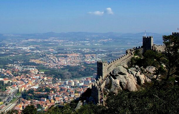 4. Lâu đài của người Moors ở Sintra, Lisbon, Bồ Đào Nha, được xây dựng từ thế kỷ thứ 8 và thứ 9. Ngày nay, Lâu đài Moors được UNESCO công nhận là Di sản Thế giới cùng với một số tòa nhà đáng chú ý khác ở Sintra và được giới kiến trúc nhắc đến như một trong những ví dụ điển hình nhất về kiến trúc Moorish trong khoảng thời gian đó.