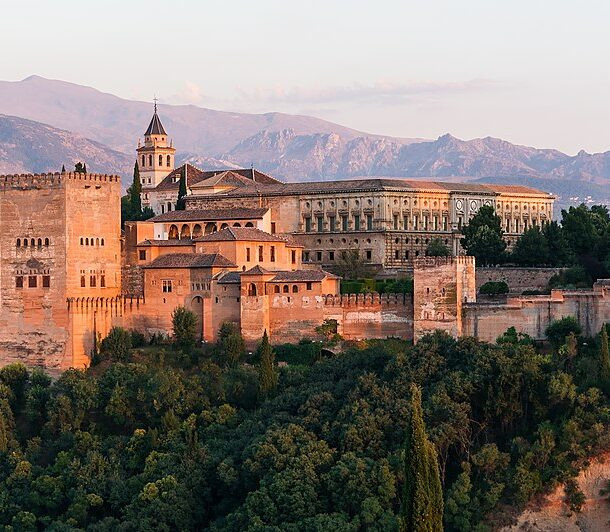 10. Pháo đài Alhambra ở Granada, Andalusia, Tây Ban Nha. Theo List25, việc xây dựng công trình này có thể bắt nguồn từ giữa thế kỷ 13, và nhanh chóng trở thành một trong những pháo đài quan trọng và bất khả xâm phạm nhất của Tây Ban Nha.