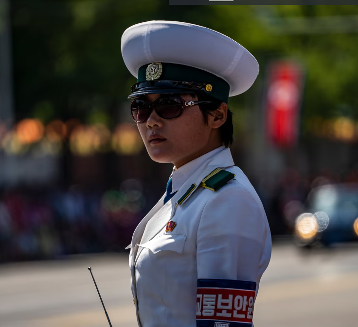 Ảnh chụp một nữ cảnh sát giao thông đang làm nhiệm vụ ở Bình Nhưỡng.