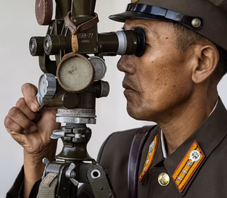 Một người lính dùng ống nhòm quan sát biên giới tại khu vực Kaesong.