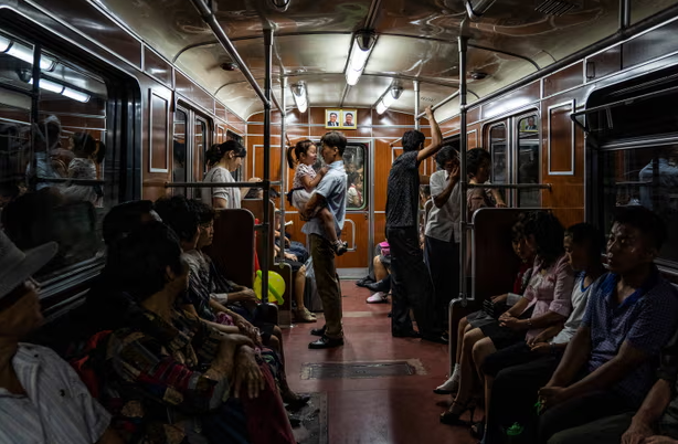 Người dân đi tàu điện ngầm ở Bình Nhưỡng. 