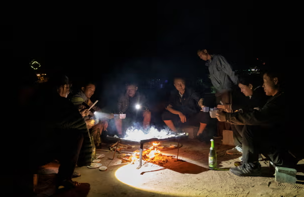 Một nhóm người tụ tập tại bữa tiệc nướng nấm thông trên núi Chilbo. Nấm thông được đánh giá cao về đặc tính chữa bệnh và nổi tiếng khắp bán đảo Triều Tiên.