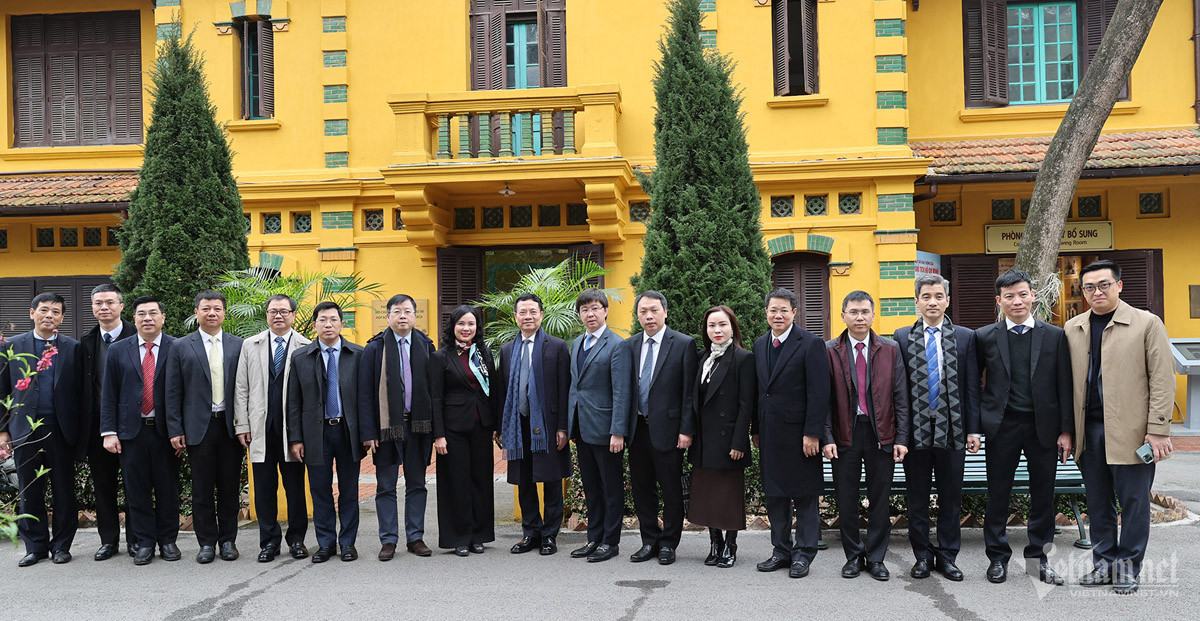 Bo truong Nguyen Manh Hung kiem tra cong tac phuc vu Tet cua cac nha mang-Hinh-2