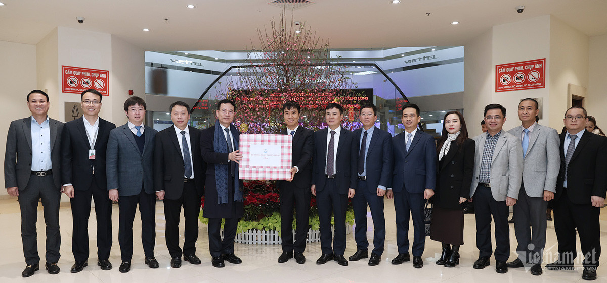 Bo truong Nguyen Manh Hung kiem tra cong tac phuc vu Tet cua cac nha mang-Hinh-6