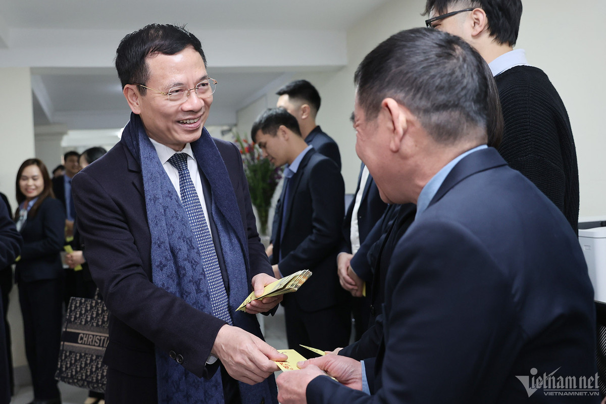 Bo truong Nguyen Manh Hung kiem tra cong tac phuc vu Tet cua cac nha mang-Hinh-3