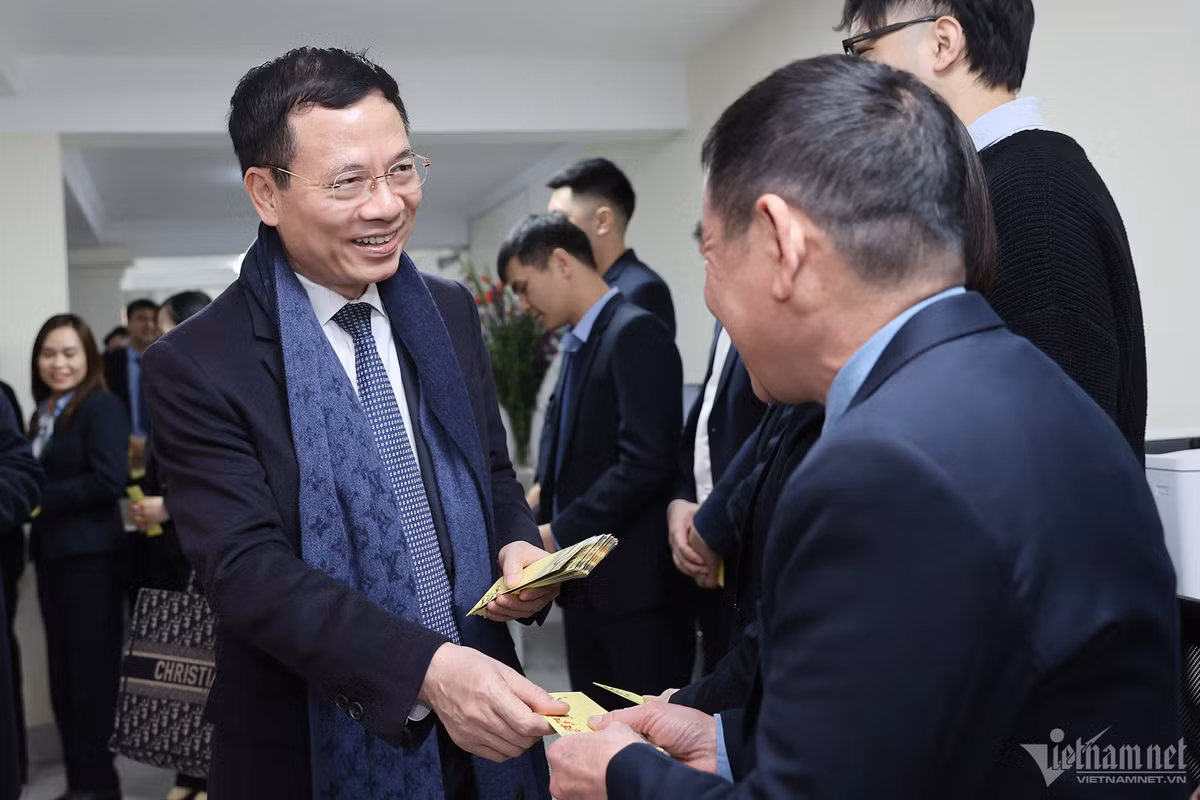 Bo truong Nguyen Manh Hung kiem tra cong tac phuc vu Tet cua cac nha mang-Hinh-3