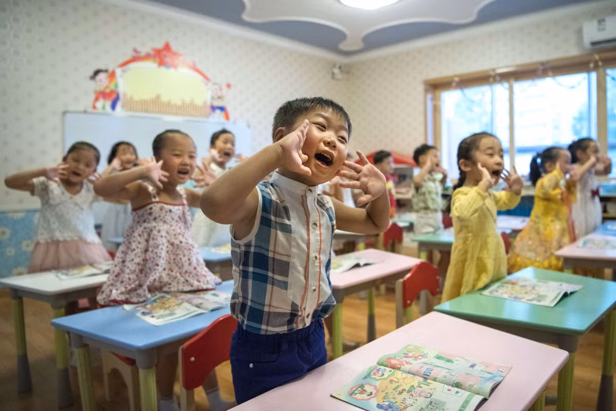 Carl Court, phóng viên ảnh của Getty Images, là một trong số ít nhà báo nước ngoài đến thăm và ghi lại cuộc sống ở đất nước Triều Tiên. Ảnh: Các em nhỏ tại Trường mẫu giáo Gyongsang ở thủ đô Bình Nhưỡng, Triều Tiên, trong bức ảnh chụp vào ngày 23/8/2018. (Nguồn ảnh: Getty)