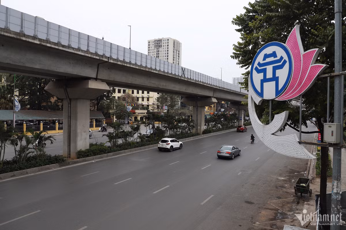 Đường Nguyễn Trãi hướng vào trung tâm thành phố vắng người đi lại.