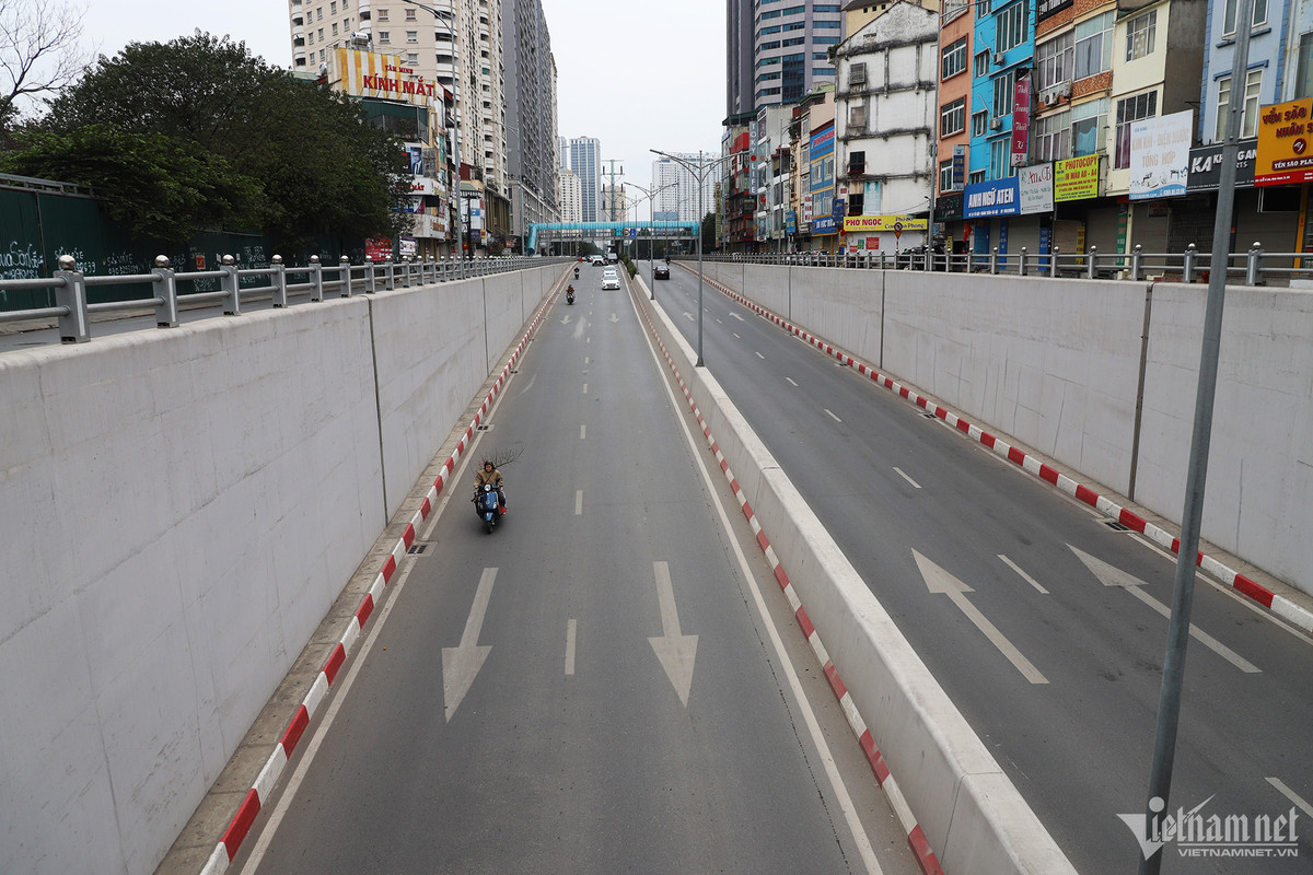 "Khi đường phố vắng vẻ, con người cũng như chậm lại, thư thả để chuẩn bị đón năm mới sang", chị Nguyễn Xuân Hoa nói.