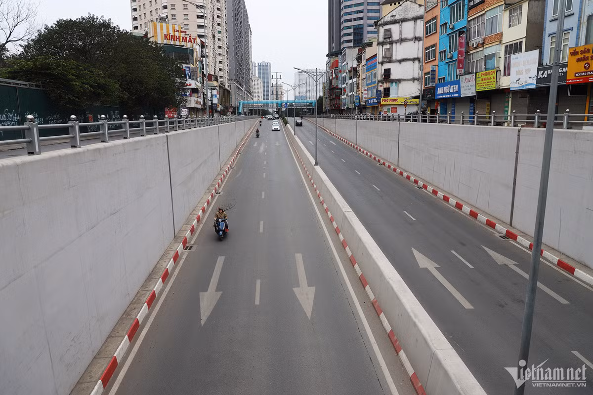 "Khi đường phố vắng vẻ, con người cũng như chậm lại, thư thả để chuẩn bị đón năm mới sang", chị Nguyễn Xuân Hoa nói.