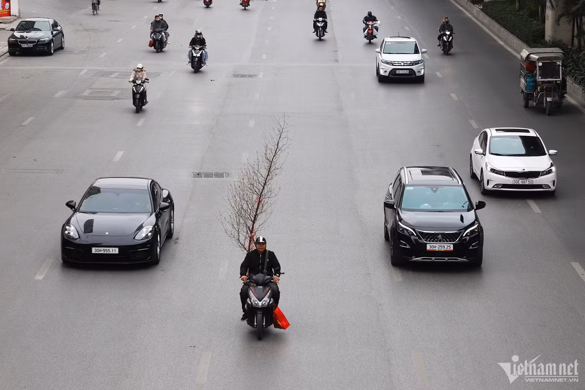 Đường như Trường Chinh, Tây Sơn, Nguyễn Lương Bằng... cũng vắng phương tiện.