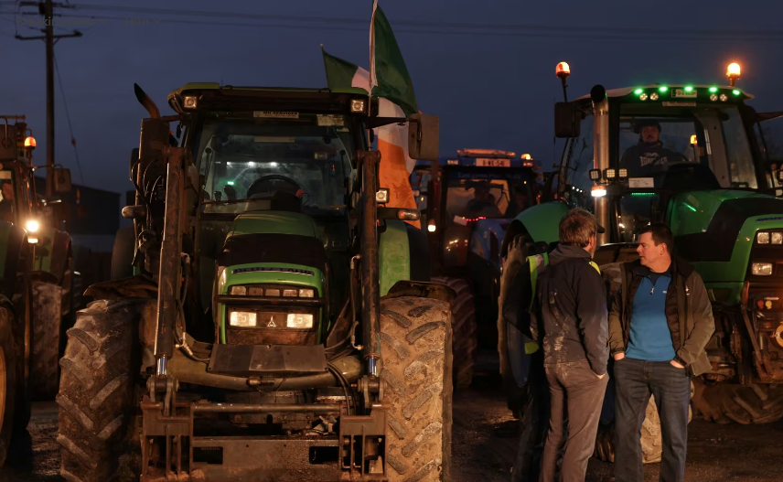 Những chiếc máy kéo trong cuộc biểu tình của nông dân Ireland gần thành phố Galway ngày 1/2.