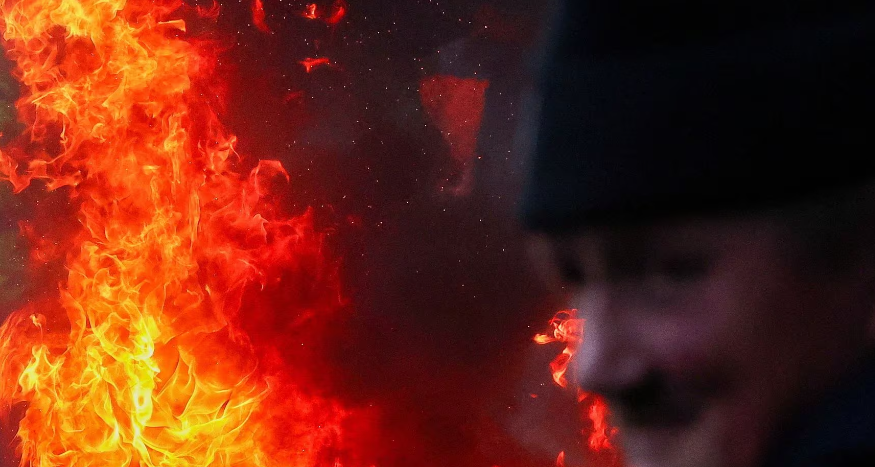 Những người nông dân biểu tình đốt lửa, rác thải, gây ra khói đen dày đặc tại khu vực ở Brussels, Bỉ, ngày 1/2.