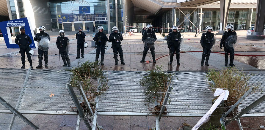 Cảnh sát đứng gác bên ngoài Nghị viện Châu Âu ở Brussels hôm 1/2.