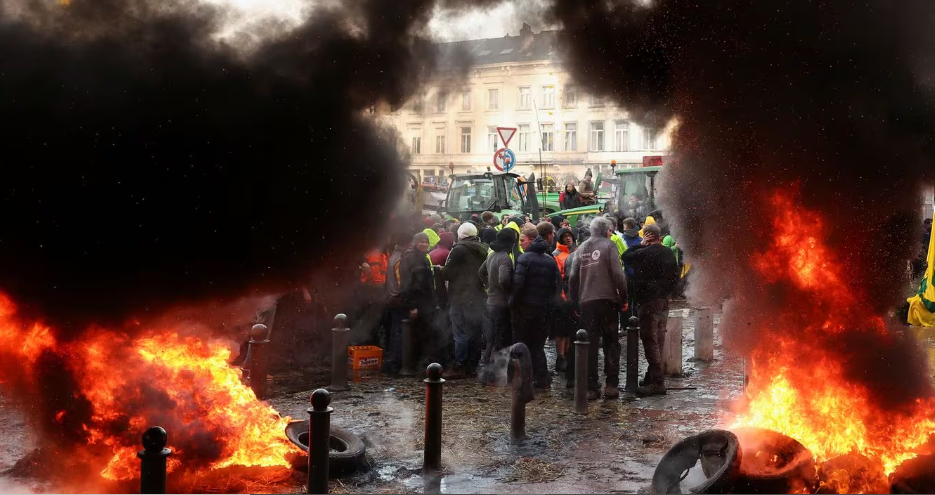 Khói đen bốc lên trên đường phố ở Brussels ngày 1/2.