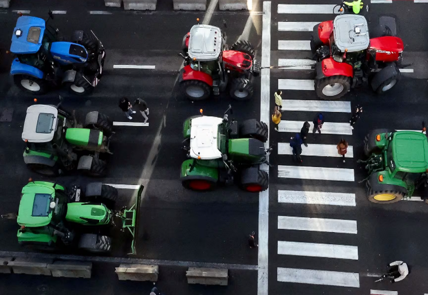 Những người nông dân tham gia biểu tình đã chặn các con đường bằng khoảng 1.300 máy kéo xung quanh địa điểm tổ chức Hội nghị thượng đỉnh Liên minh châu Âu (EU) ở Brussels, nơi 27 nhà lãnh đạo của khối nhóm họp hôm 1/2.