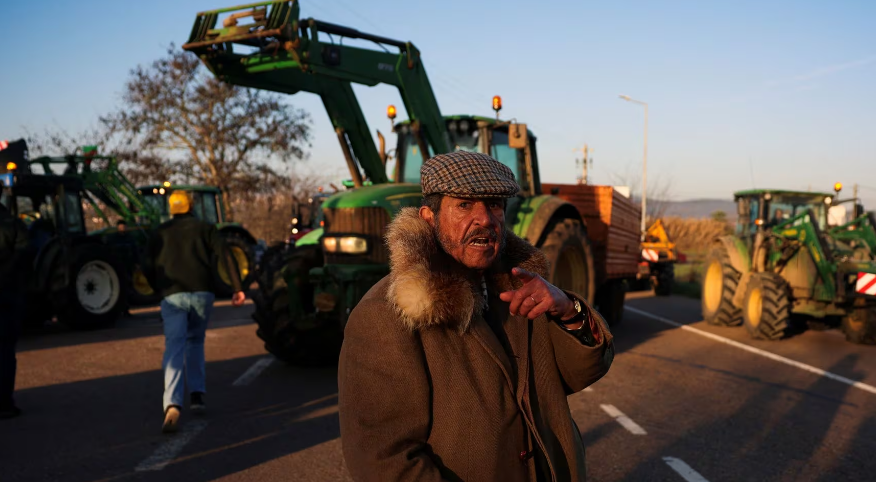 Máy kéo chặn đường vào cao tốc A6 giữa Bồ Đào Nha và Tây Ban Nha tại Elvas, Bồ Đào Nha, ngày 1/2. Tại Tây Ban Nha, 3 nghiệp đoàn nông nghiệp lớn là Asaja, UPA và COAG thông báo sẽ tham gia phong trào biểu tình đang ngày một rầm rộ ở khắp châu Âu nhằm phản đối các điều kiện làm việc của người nông dân.
