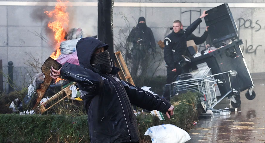 Người nông dân ném đồ trong cuộc biểu tình ở thủ đô Brussels, Bỉ, ngày 1/2.