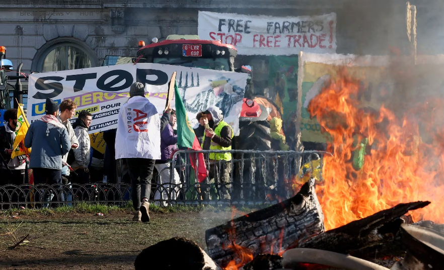 Những ngày qua, nông dân ở nhiều quốc gia EU đã xuống đường biểu tình nhằm thúc ép giới lãnh đạo phải làm nhiều hơn nữa để giải quyết vấn đề về thuế, chi phí tăng cao và hàng nhập khẩu giá rẻ,... (Nguồn ảnh: Reuters)