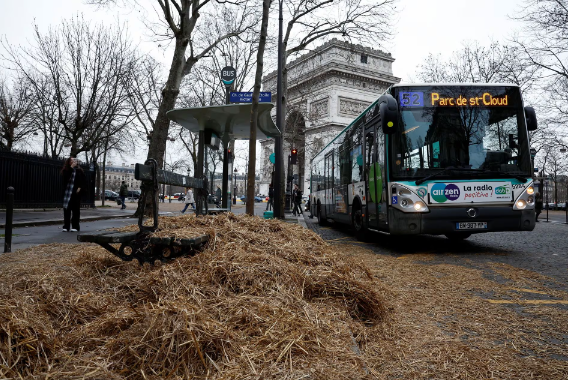 Rơm đầy trên đường phố và vỉa hè gần Khải Hoàn Môn tại Paris, Pháp, ngày 1/2.
