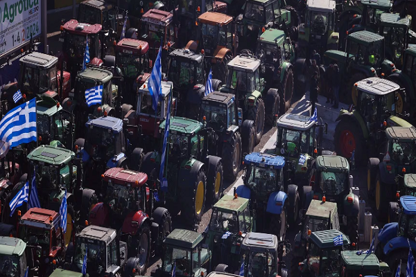 Người nông dân đưa máy kéo đến cuộc biểu tình ở Thessaloniki, Hy Lạp, ngày 1/2.