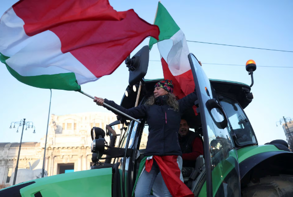 Nông dân lái máy kéo trong cuộc biểu tình phản đối các chính sách nông nghiệp của Châu Âu trước Hội đồng khu vực Lombardy ở Milan, Italy, ngày 1/2.